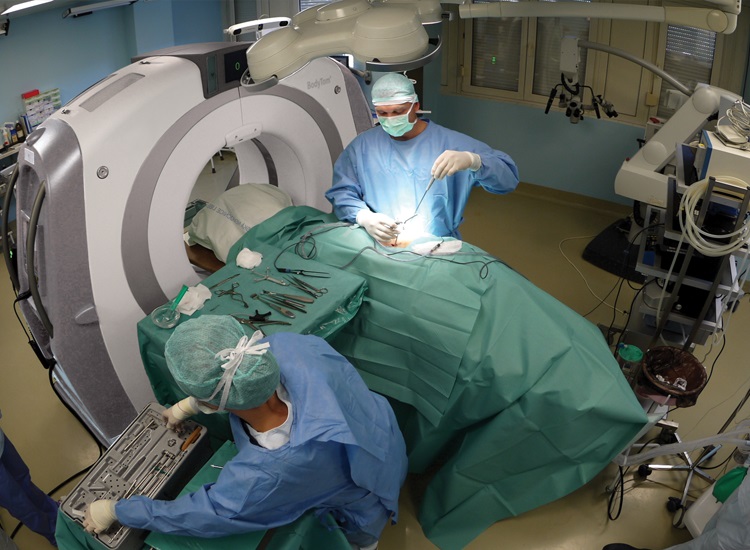 術中三維成像設備有哪些：術中CT、三維C型臂等